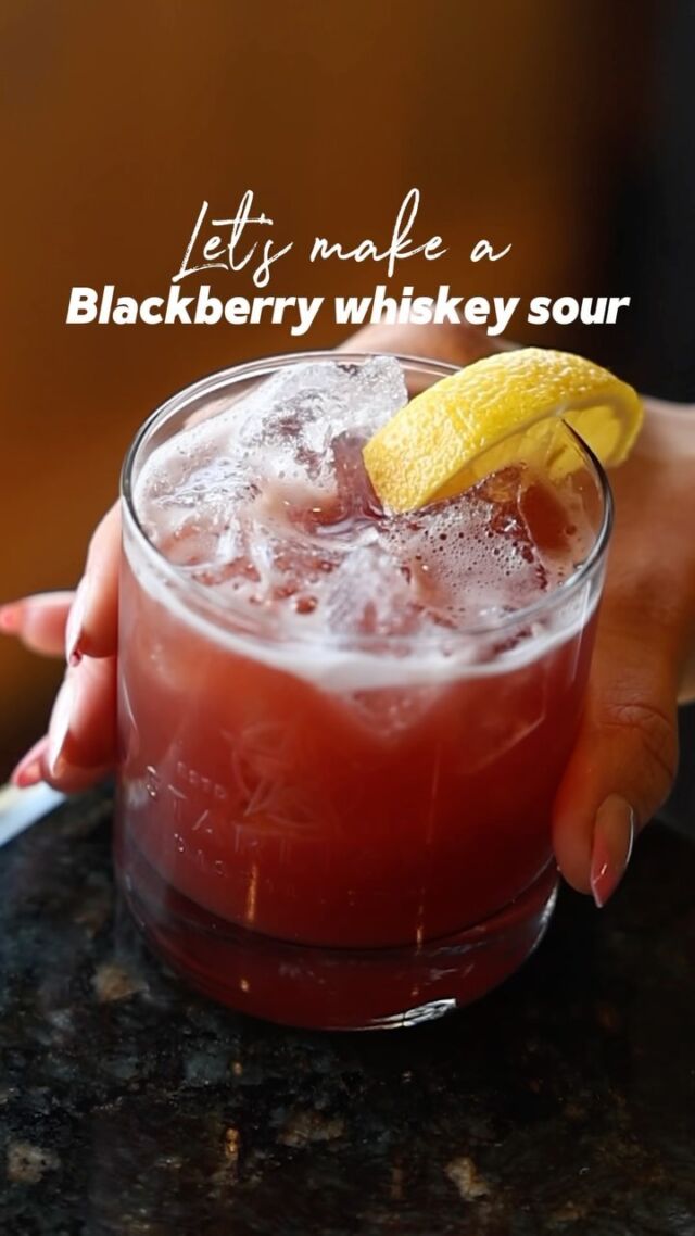 Refreshing and delicious- Blackberry Whiskey Sour!
2 oz blackberry
1 oz lemon juice
1 oz honey lavender syrup
.
.
.
#whiskey #blackberry #blackberrywhiskey #cocktail #cocktails #whiskeygram #starlightdistillery